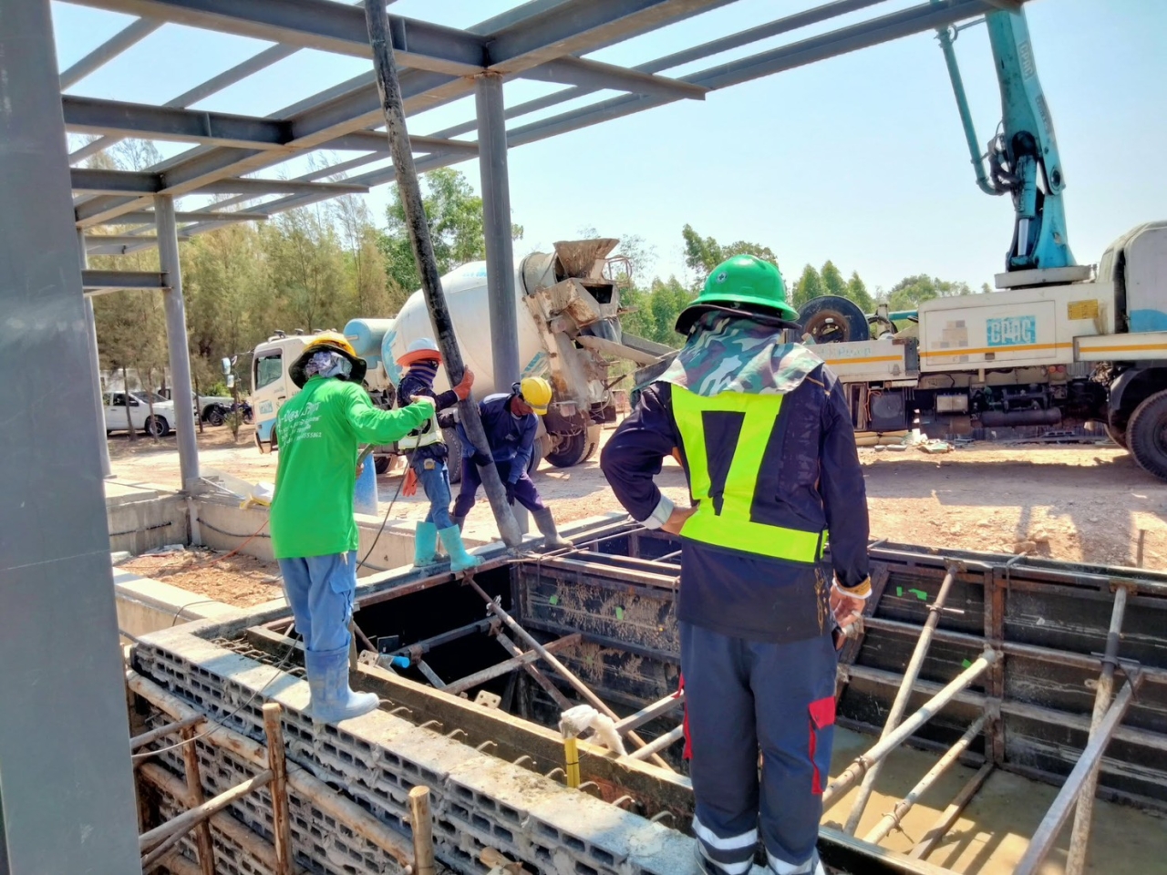 S__30163164_0.jpg - งานก่อสร้างบ้านหรูพร้อมสระว่ายน้ำ | https://tnc-design.com